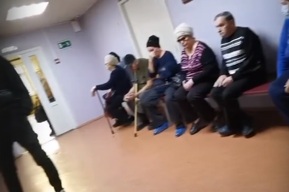 Из-за «нестабильной работы сети Интернет» в поликлинике скапливаются многочасовые очереди за лекарствами