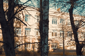 В Энгельсе ищут желающих освоить 1,3 миллиона рублей на украшении стен школы