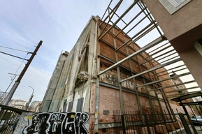 Несуществующие фасадные работы и разрушающиеся стены: спустя год после продажи дом Яхимовича продолжает превращаться в «визжащую хижину»