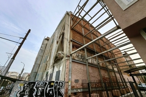 Несуществующие фасадные работы и разрушающиеся стены: спустя год после продажи дом Яхимовича продолжает превращаться в «визжащую хижину»