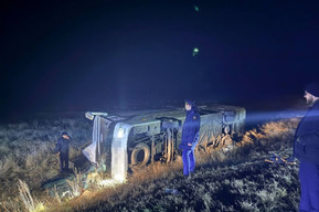 Стало известно о состоянии пострадавших в аварии с перевернувшимся вахтовым автобусом 