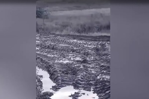 «Проезд возможен»: губернатор высказался о поселковой дороге, на жуткое состояние которой жаловались жители