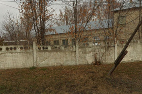 «Все лучшее — детям»: чиновники администрации Заводского района объяснили, почему одну из школ окружает «забор страшнее атомной войны»