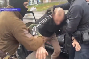 Полицейским пришлось выбивать окно машины, чтобы схватить «фермера», который маскировал марихуану под камни в Саратове (эпичное видео задержания)