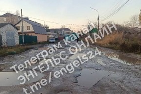 Студенты вынуждены идти в «один из лучших колледжей в области» по ужасающей дороге (фото)