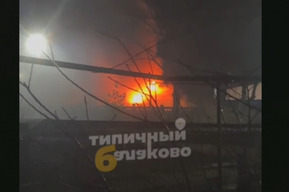 Рядом с предприятием в Балаково произошёл крупный пожар: есть пострадавший