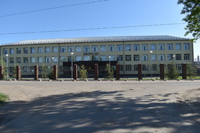 «Ходить страшно учителям, не то, что детям»: жители Самойловки рассказали Володину, что опасаются падения потолка в одном из корпусов местной школы