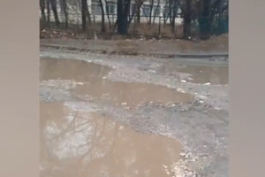 Ученики саратовской школы-интерната для слепых ходят на занятия через «полосу препятствий» из ям, веток и грязи. У многих детей проблемы с опорно-двигательной системой