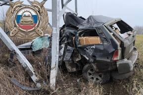 В Балаковском районе автомобиль врезался в опору ЛЭП