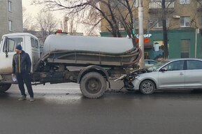 На Московском шоссе столкнулись легковушка и автоцистерна: есть пострадавшие