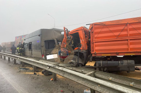 На выезде из Саратова столкнулись шесть машин: есть пострадавшие