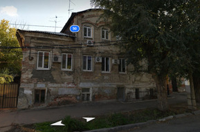 В центре Саратова в доме, признанном объектом культурного наследия, кирпичи падают прямо на жителей