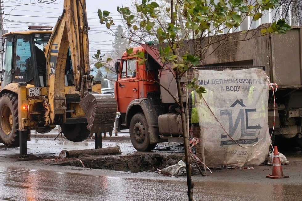 «Грязь, пробки, на газонах бардак и стройматериалы»: коммунальщики в очередной раз сорвали сроки ремонта коллектора на Шелковичной