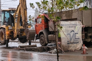 «Грязь, пробки, на газонах бардак и стройматериалы»: коммунальщики в очередной раз сорвали сроки ремонта коллектора на Шелковичной