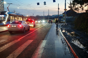 Непроходимая грязь и «гетто для пожилых людей». Жители возмущены «благоустройством» остановок «скоростного» трамвая №8