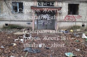Разбитые стёкла и мусор: горожанка рассказала об опасном расселённом доме рядом с детским садом и школой на улице Навашина