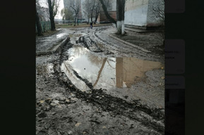 Грязная дорога к знаниям: покровчанка показала, через что приходится проходить ученикам школы имени лётчицы ВОВ