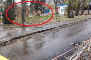 «Получилось очень грязно». На новых детских площадках в Октябрьском районе забыли завершить благоустройство, и дети возятся в грязи