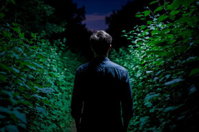 Парни в листве: жители Саратова рассказали, где часто замечают подозрительных личностей