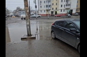 Грязное «озеро» и незаконная парковка вместо «зебры»: жители Заводского района вынуждены «переплывать» дорогу по неудачно установленному пешеходному переходу