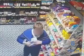 Рецидивист за раз вынес из магазина 89 плиток шоколада