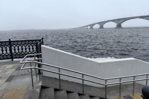 «Что ты такое?»: на новом участке набережной Саратова «под мостом» власти создали нечто странное и пока необъяснимое (фото и видео)