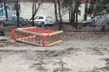 В Саратове исчезла детская площадка, а опасные для жизни детей штыри — остались