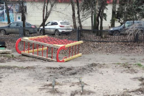 В Саратове исчезла детская площадка, а опасные для жизни детей штыри — остались
