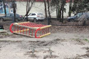 В Саратове исчезла детская площадка, а опасные для жизни детей штыри — остались