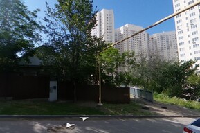 В Саратове парковку решили расширить за счет частного дома