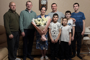 В Саратове партия «Новые люди» поздравила семьи с Днём матери