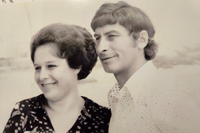 «Их взгляды встретились на строительной площадке, куда им привезли зарплату»: в Саратове поздравили пару, которая прожила в браке 55 лет