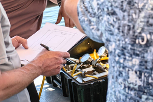 Затонувшее «нечто» и ущерб природе на 29 миллионов: в суде возобновилось разбирательство о «бомбе замедленного действия» — судне, два года лежащем на дне Волги