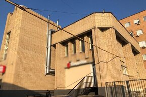 «Название воспринимается, как образованное от нецензурного слова»: мэрия пытается через суд демонтировать вывеску сети доставки роллов рядом со СГЮА из-за «матной» транслитерации