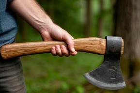 Житель энгельсского района решил «разбить» любовный треугольник с помощью топора и стал фигурантом уголовного дела