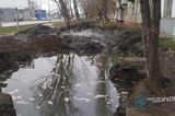 Двор дома в Заводском районе затапливает из-за огромной коммунальной ямы (фото)