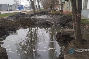 Двор дома в Заводском районе затапливает из-за огромной коммунальной ямы (фото)