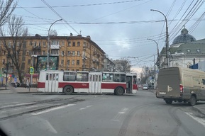 В центре Саратова с утра встал электротранспорт