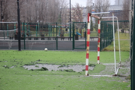 Рваные газоны, арки на чопиках и ржавые стойки: показываем зловещее единообразие от мэра Исаева, которое он обещает внедрить в Горпарке