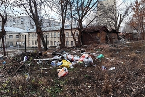 «Дополнительная антитеррористическая защита»: саратовскую школу помимо нового забора окружают стихийная «помойка» и полуснесённые гаражи