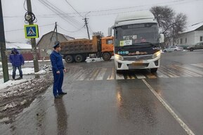 КамАЗ столкнулся с пассажирским автобусом
