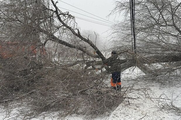 Несколько саратовских посёлков остались без света из-за непогоды