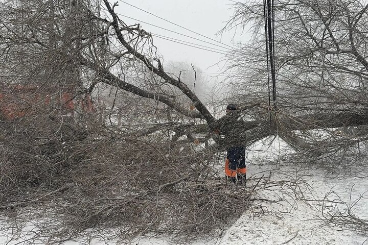 Несколько саратовских посёлков остались без света из-за непогоды