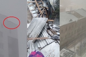 Сносит крыши: в Саратове ветер отрывает кровлю строящейся «Легенды» компании «Шэлдом» и памятника архитектуры на Ильинской площади