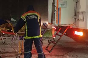 Спасатели пробивали дорогу на трассе для спасения беременной женщины