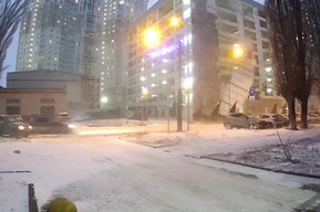 «Там всё прибрали»: снова заработал паркинг в ТЦ «Облака», где в непогоду эпично рухнула облицовка (видео)