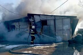 За несколько часов загорелись гараж с машинами и тепловоз