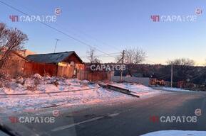 «Провода под напряжением, проезда нет»: упавший во время урагана столб обеспокоил саратовцев