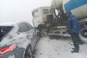 «Я такого кошмара никогда не видела»: саратовская велосипедистка рассказала об эвакуации с трассы и массовом ДТП, где среди снежного бурана пострадало около 10 авто