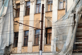Консервация уровня ноль: шторм сорвал фальшфасад с известного саратовского дома с кариатидами (всё печально)